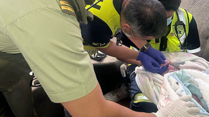 Personal de Carabineros y Bomberos asisten en parto prematuro de gemelas en Pudahuel
