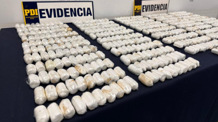 PDI logra la mayor incautación de ovoides en el aeropuerto de Santiago: Colombiano portaba 543 en su cuerpo