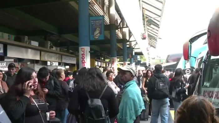Caos en terminal de buses: Protesta bloqueó el paso por más de dos horas y retrasó viajes