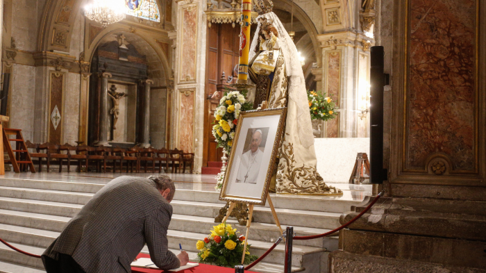 Muerte del Papa Francisco: Habilitan libro virtual para dejar condolencias desde Chile