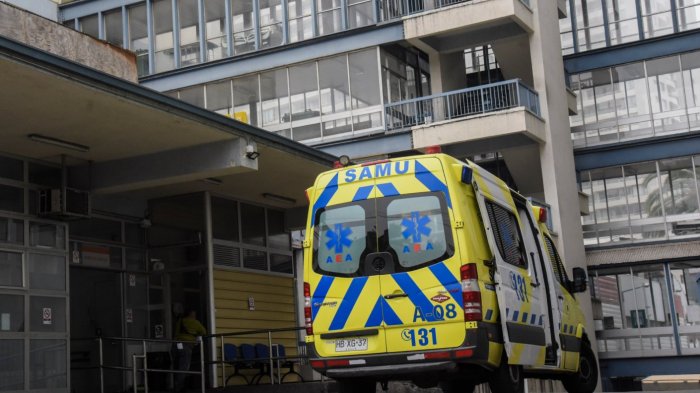 Sujetos irrumpen en ambulancia y apuñalan a mujer que estaba siendo atendida en Limache