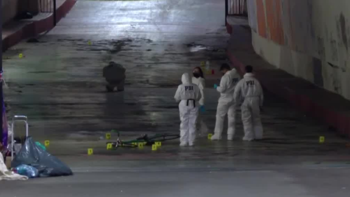 Atacante iba en scooter: Dos muertos y un herido grave deja balacera en centro de Santiago