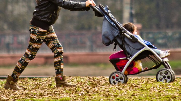 Salió a pasear a su guagua, fue golpeada por una grúa y murió: Revelan nuevos detalles de tragedia en Reino Unido
