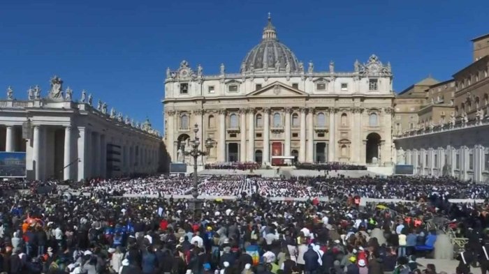 Feligreses de todo el mundo se congregan en El Vaticano para la misa funeral del papa Francisco