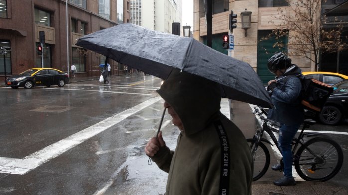 A sacar el abrigo y el paraguas: ¿Cuándo llega el frío y lluvia a Santiago esta semana?
