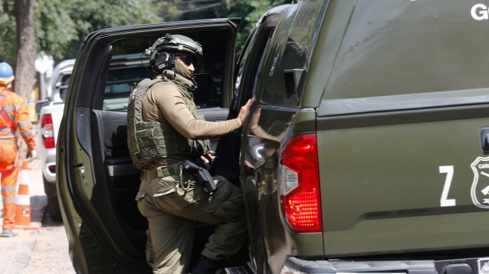 VIDEO | Evacúan edificio y cortan tránsito en Providencia por posible granada: GOPE trabaja en el lugar