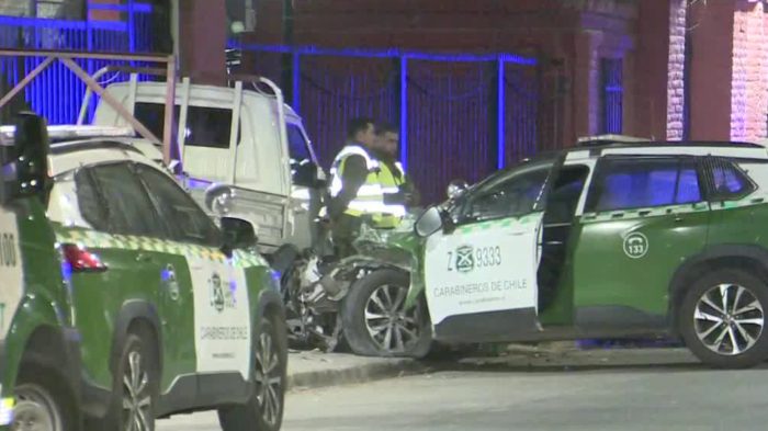 Persecución policial terminó en choque con dos carabineros heridos