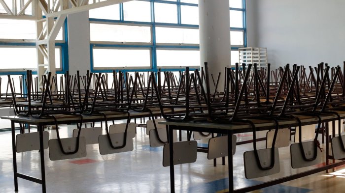 Anuncian suspensión de clases por incendio forestal en tres comunas de la Región Metropolitana