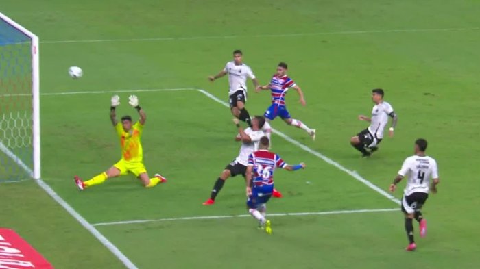 ¡Gol de Fortaleza! Breno Lopes abrió el marcador en el encuentro con Colo Colo