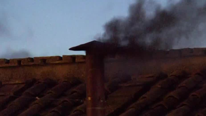 Salió humo negro: Fumata de El Vaticano arrojó resultado de la primera sesión del cónclave