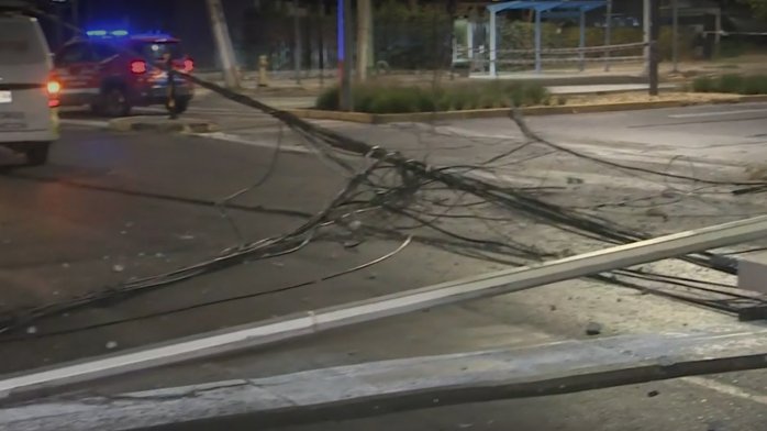 Camión sin placa patente botó postes, semáforos y hasta cámara de seguridad en Las Condes