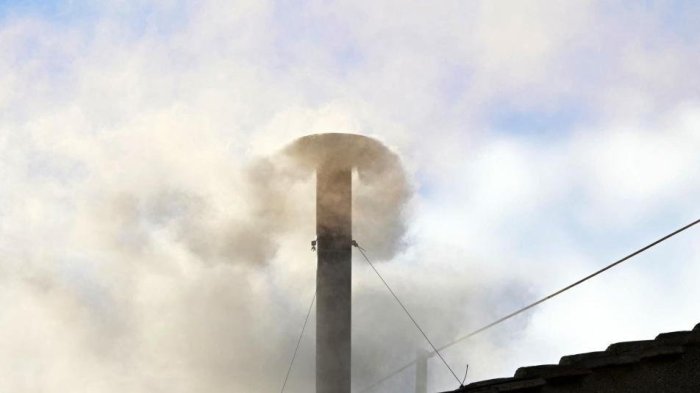 VIDEO| Así fue el histórico momento en que la fumata de la Capilla Sixtina emanó el humo blanco