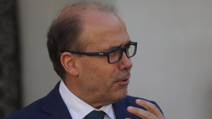 Alberto Undurraga pone fin a su aspiración presidencial en medio de tensiones internas en la DC