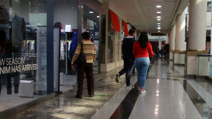Mujer falleció mientras comía en Mall Alto Las Condes: afirman que se habría asfixiado