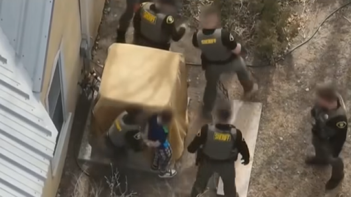 VIDEO | Impacto en EE.UU. por operativo policial para capturar a dos niños de 7 y 9 años que estaban armados