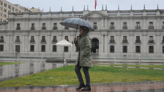 A sacar el paraguas: Eduardo Sáez confirma lluvia para el fin de semana en la región Metropolitana