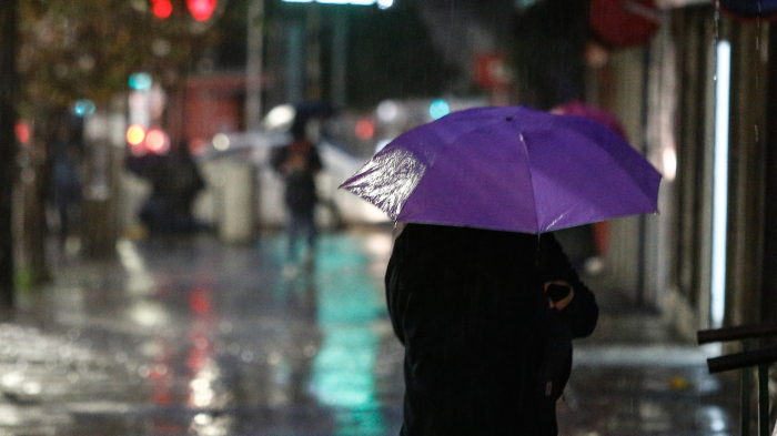 Alerta temprana por nuevo sistema frontal: 10 comunas de región Metropolitana serán afectadas