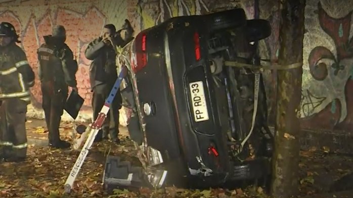 Fatal accidente en Santiago Centro: Conductor volcó bajo la lluvia