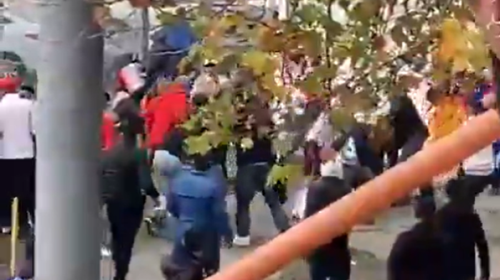 VIDEO| Batalla campal entre barras termina con un hombre baleado en Talcahuano