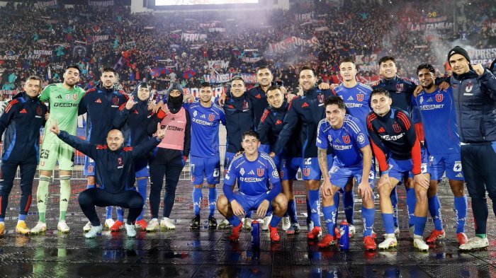 No olvida su pasado: Ex jugador de la U fue captado en la barra en duelo ante Huachipato