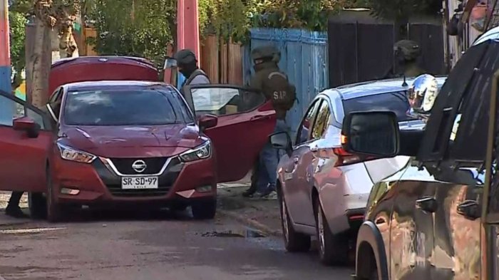 Amplio allanamiento a casa de inspector municipal acusado de asesinar a bombero en La Reina