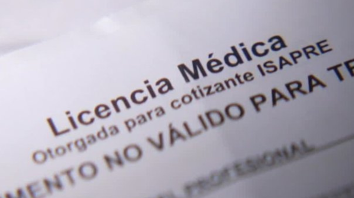 Contraloría detectó que más de 25 mil funcionarios públicos salieron del país estando con licencia médica