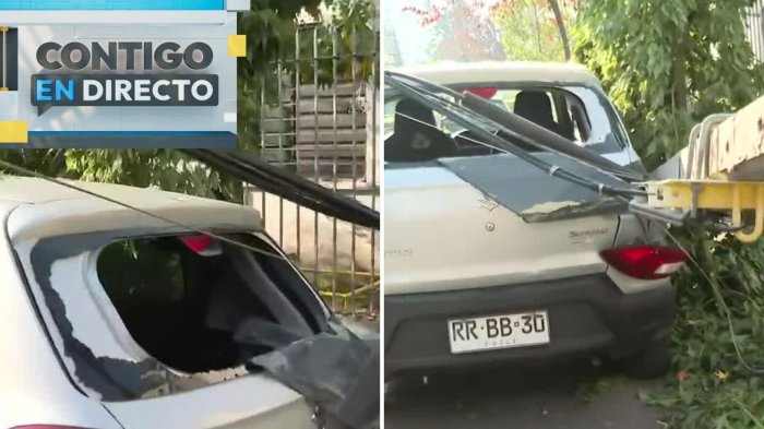 Se dio a la fuga: Camión chocó con un poste y cayó sobre un auto en Providencia