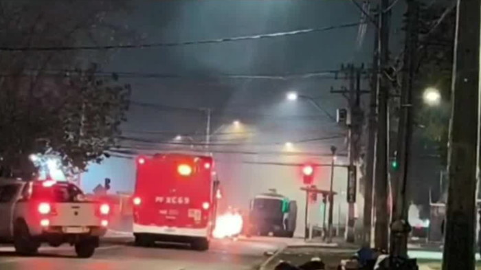 Bus de RED fue completamente quemado en Cerro Navia: Detenido es menor de edad