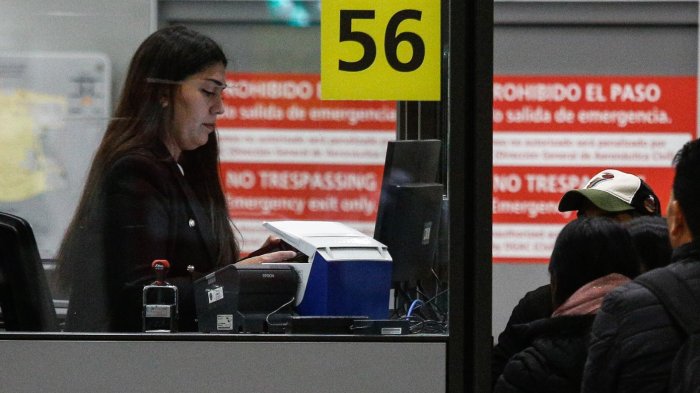 Tres chilenos deportados desde EE.UU. fueron detenidos al llegar al país: Les imputan estos delitos