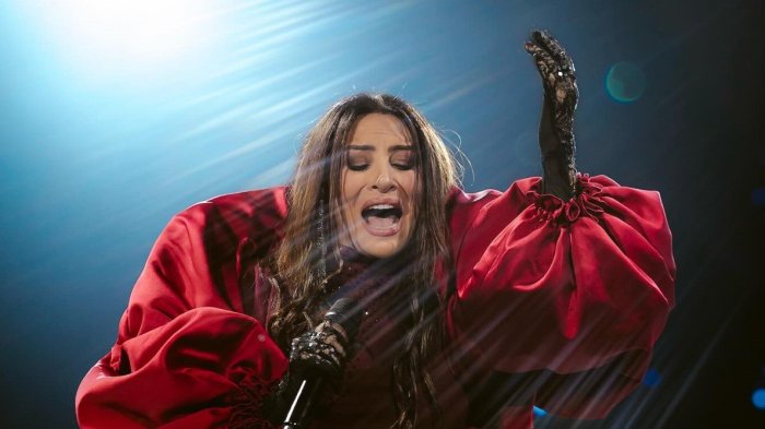 VIDEO | Myriam Hernández y Álvaro Henríquez sorprenden con beso en pleno concierto