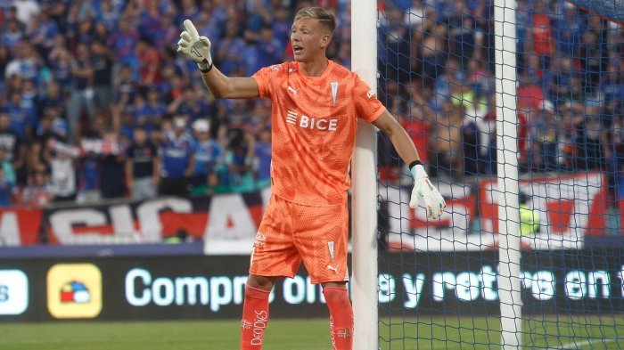 “Todos los giles”: Arquero de la UC se cansa de las críticas y enfrenta a hinchas en redes sociales