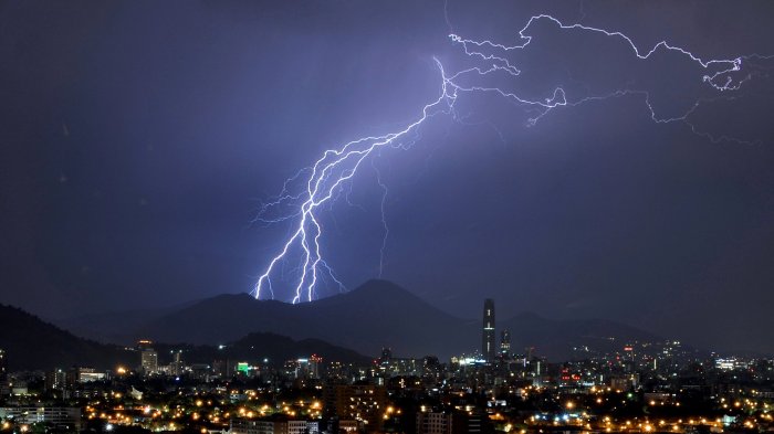 Tormentas eléctricas este lunes: Emiten aviso para la Región metropolitana y otras 8 regiones del país