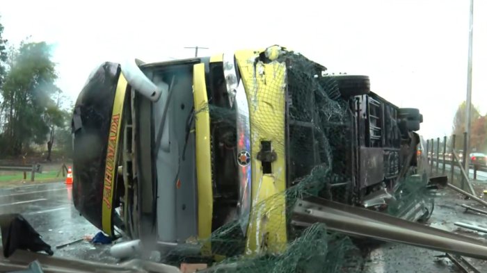 Reportan al menos dos fallecidos en accidente en Ruta 5 Sur: Bus volcó a la altura de San Fernando