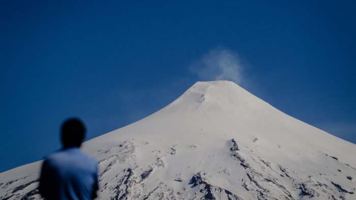 Turista muere en medio de ascenso al volcán Villarrica: Rodó más de 400 metros