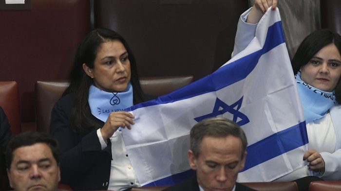 Cuenta Pública 2025: Diputadas socialcristianas alzan bandera de Israel en medio de matanza en Gaza