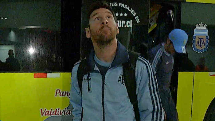 Saludando a la gente: Así llegó Lionel Messi al Estadio Nacional para el duelo ante Chile