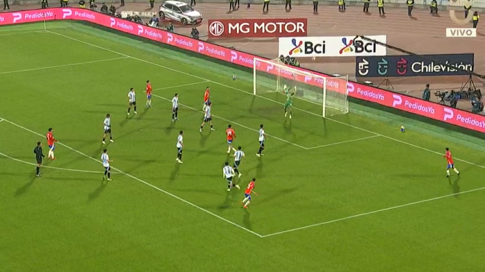 ¡Tiembla el Dibu Martínez! Lucas Cepeda hizo temblar el travesaño en la ocasión más clara de Chile ante Argentina