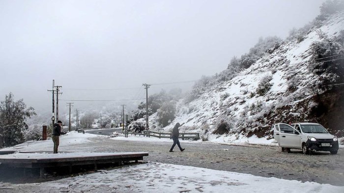 Emiten aviso por nevadas y ventiscas en la cordillera: Afectará a 5 regiones de Chile