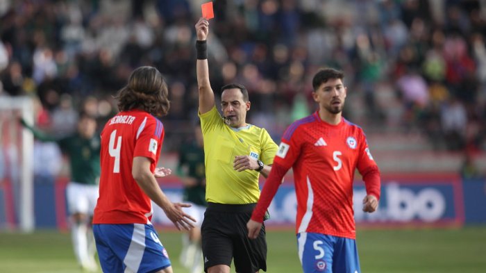 Francisco Sierralta pidió perdón tras ser expulsado ante Bolivia: “Me duele el alma”