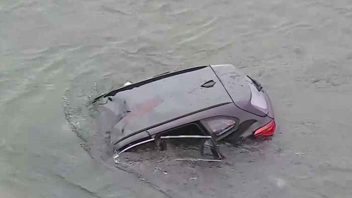 Auto que iba a exceso de velocidad rompió barrera de puente y cayó al río Biobío