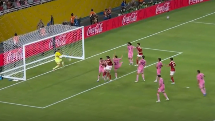 ¡Reflejos felinos! Óscar Ustarí estuvo notable para evitar el primer gol del Al Ahly ante el Inter Miami