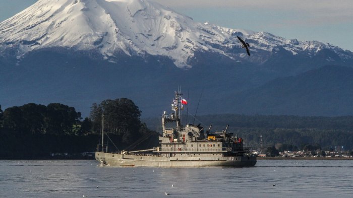 Armada rescató con vida a tripulantes que zarparon durante sistema frontal en Calbuco
