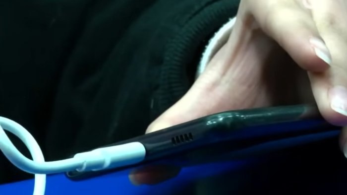 Tragedia en Quiriquina: Menor de edad murió electrocutado al usar su celular estando enchufado