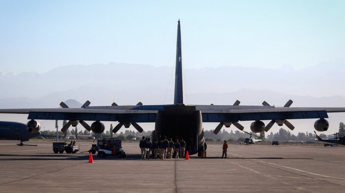 14 chilenos llegaron deportados este viernes desde EEUU: Uno de ellos fue detenido