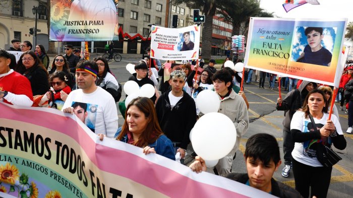 “Por ti, amiguito”: Familia y amigos de Francisco Albornoz pidieron justicia frente a La Moneda