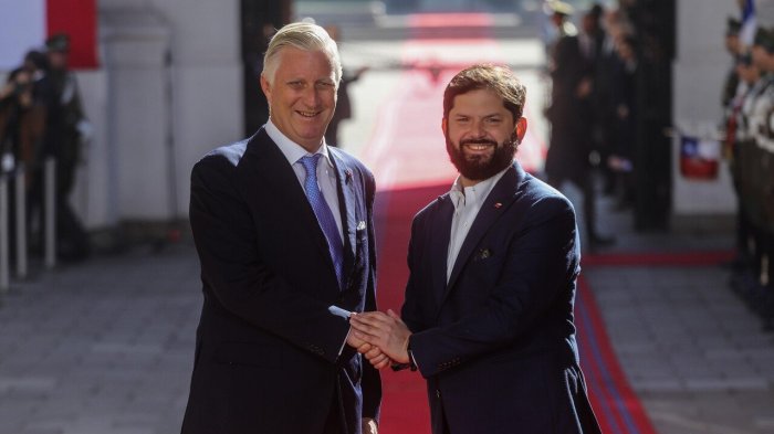 Alfombra roja y despliegue de Guardia de Palacio: Así fue el homenaje a los reyes de Bélgica en La Moneda