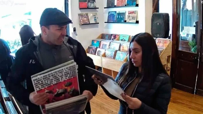 Descarados y sin pudor: Pareja de ladrones causa indignación por robos en tiendas de Santiago