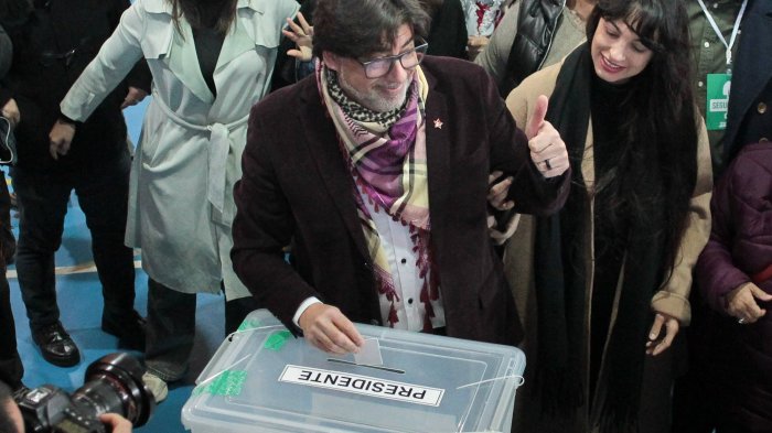 Entre vítores y tensión con la prensa: Daniel Jadue acudió a votar sin dar declaraciones