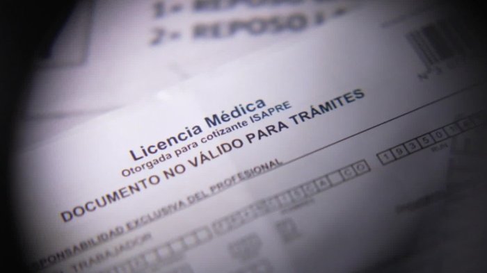 Casi 3 millones de trabajadores: Investigan salidas del país con licencias médicas en el sector privado