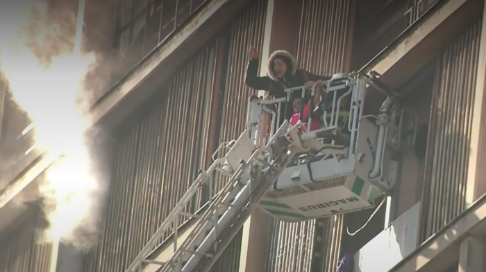 VIDEO | Dramático rescate de bombero en incendio de Santiago: escalera telescópica chocó con estructura de edificio